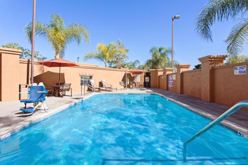 Swimming pool, Holiday Inn Express Hotel & Suites Corona in Corona (CA)