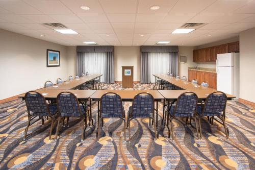 Holiday Inn Express Hotel & Suites Concordia US 81 an IHG Hotel - image 2