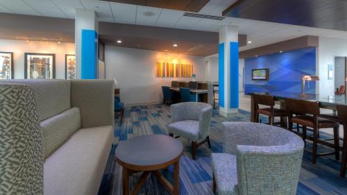 Holiday Inn Express & Suites Tulsa Midtown, an IHG Hotel