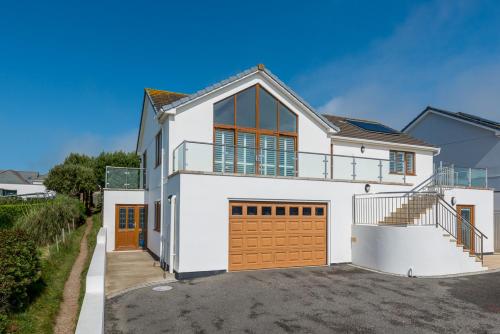 Mawgan Porth Villa Sleeps 8 With Wifi