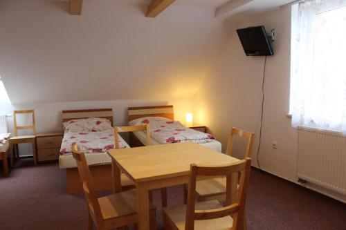 1 double bed, 2 twin beds