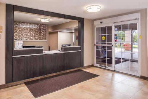 Candlewood Suites - Topeka West, an IHG Hotel