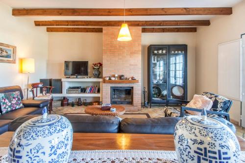Vale de Silves Villa Sleeps 9 with Pool and WiFi in Boliqueime