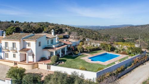 Vale de Silves Villa Sleeps 9 with Pool and WiFi in Boliqueime