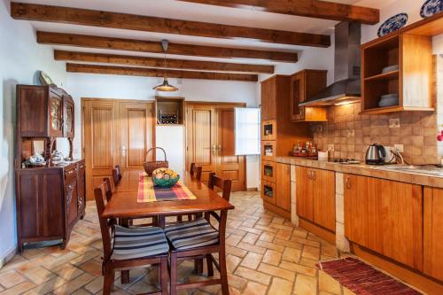 Vale de Silves Villa Sleeps 9 with Pool and WiFi in Boliqueime