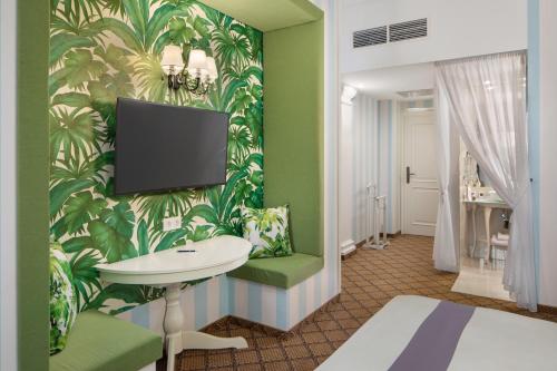 Superior Double Room with Two Double Beds image 3
