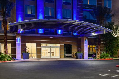 Holiday Inn Express & Suites Anaheim Resort Area