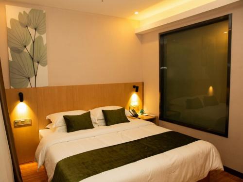 . GreenTree Inn Pingliang Jinding Times Square Express Hotel