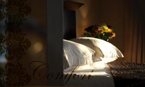 1 queen bed, 2 twin beds