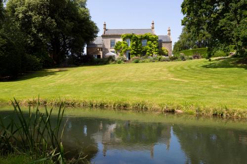 Dyrham Villa Sleeps 11 Wifi, , Bristol