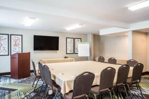Holiday Inn Express & Suites - Albany Airport - Wolf Road by IHG in Albany, USA
