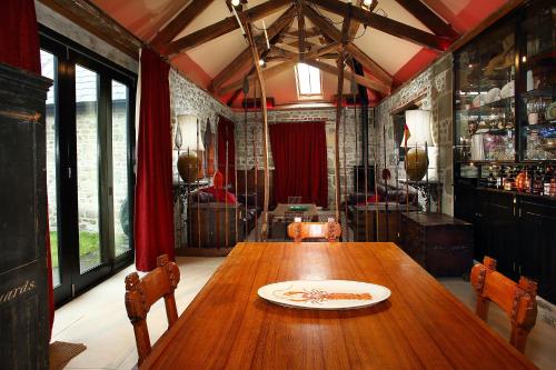 Pub/Lounge, Snobs and Rebels Apartments in Shaftesbury