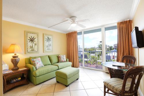 بيرفوت بيتش كلوب (Barefoot Beach Club) in Madeira Beach