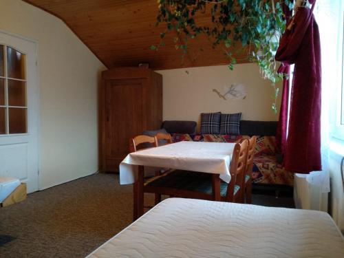 1 double bed, 2 twin beds