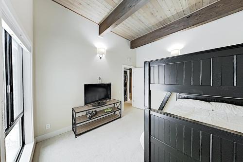 Stylish Forest Pines Beach & Ski Getaway townhouse - image 2
