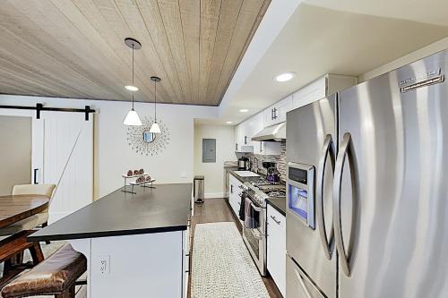 Stylish Forest Pines Beach & Ski Getaway townhouse - image 7