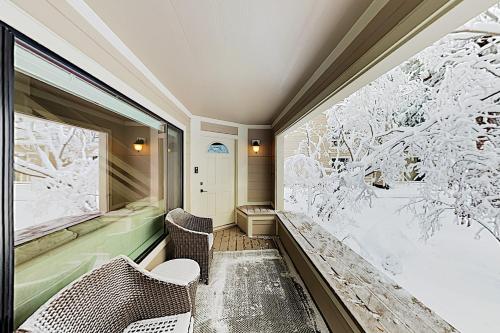 Stylish Forest Pines Beach & Ski Getaway townhouse - image 9