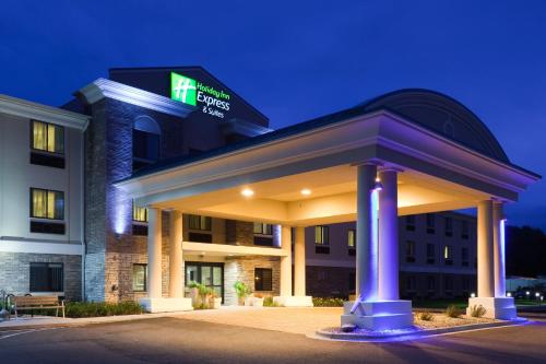 Holiday Inn Express & Suites Madison-Verona, an IHG Hotel