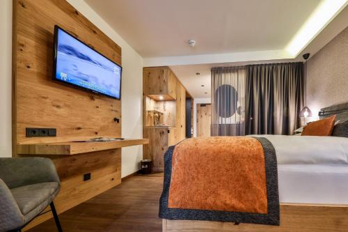 1 king bed, 1 sofa bed