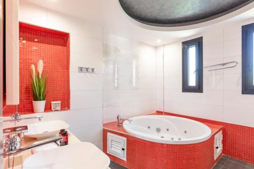  Kalithea Villa Sleeps 7 Pool Air Con WiFi in Kalithies