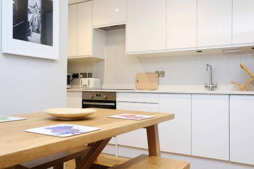 Vibrant Home near Calton Hill - image 10