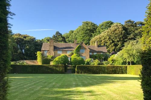 Dursley Chateau Sleeps 19 Wifi, , Gloucestershire