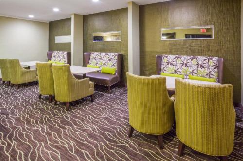 Holiday Inn Express Hotel & Suites St. Paul - Woodbury an IHG Hotel - image 6