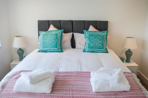 1 queen bed, 1 sofa bed