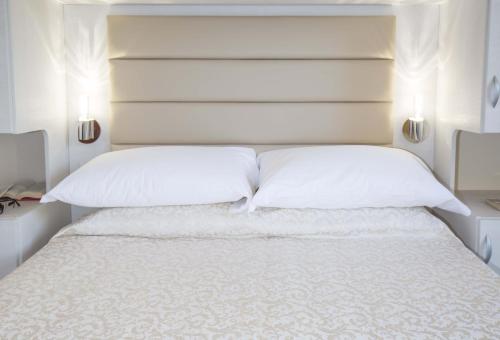 2 queen beds, 2 twin beds