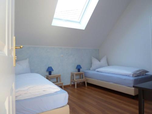 2 bedrooms, 5 beds