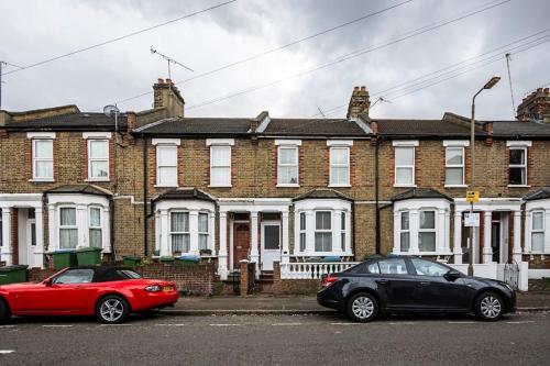 Comfortable 4-bed House, , London