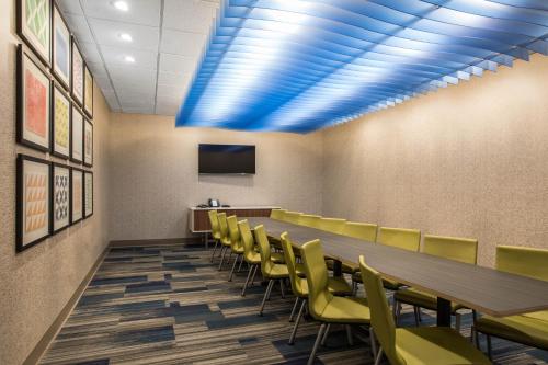 Holiday Inn Express & Suites Ludington By IHG - 회의실/연회장