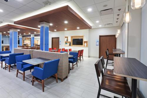 Holiday Inn Express & Suites - Lenexa - Overland Park Area an IHG Hotel - image 8