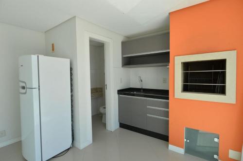 L098 - Residencial Athenas, 2325 - Apto a 80m da praia de Bombas