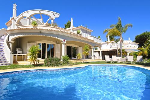 Cavacos Villa Sleeps 10 with Pool Air Con and WiFi in คาตีรา