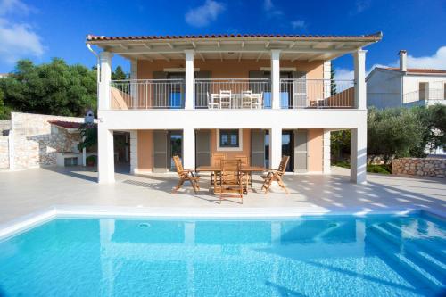  Markantonata Villa Sleeps 8 with Pool Air Con and WiFi, Pension in Markandonáta