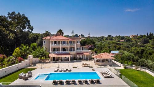  Spartia Villa Sleeps 18 with Pool Air Con and WiFi, Ferienwohnung in Sparta