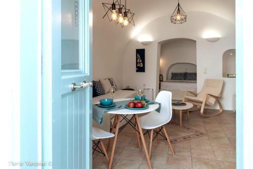  Santorinian Lava House in Pirgos