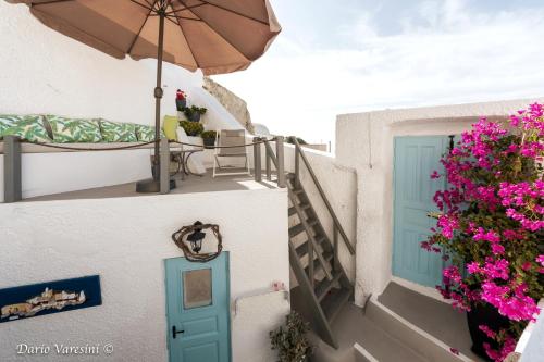  Santorinian Lava House in Pirgos