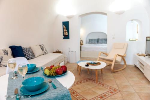 Santorinian Lava House in Pirgos