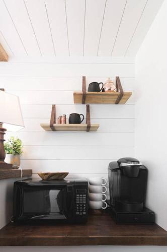 Cute Tiny Container House 12 min to Magnolia Silos - image 3