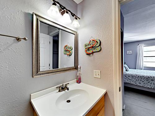 Charming Condo with Pool - Walk to Beach & Pier condo - image 5