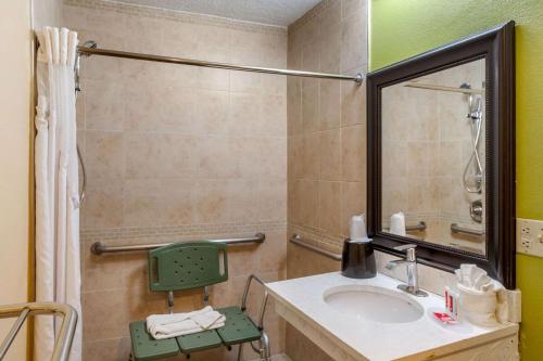 Econo Lodge West - Coors Blvd