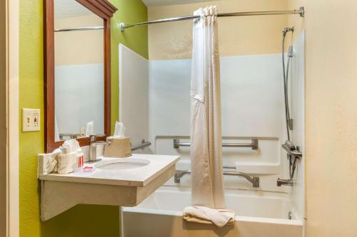 Econo Lodge West - Coors Blvd