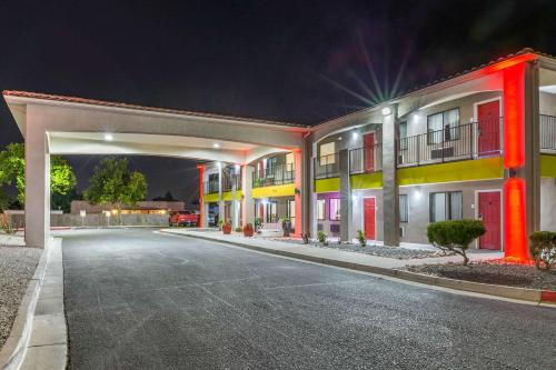 Econo Lodge West - Coors Blvd