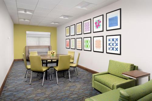 Holiday Inn Express & Suites Baltimore - BWI Airport North by IHG in Linthicum Heights, USA