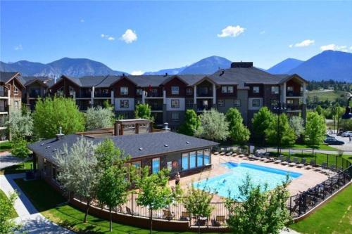 Pandangan, Rustic Modern 2 Bed 2 Bath with Lakeview Pool and Hot Tub in Invermere (BC)