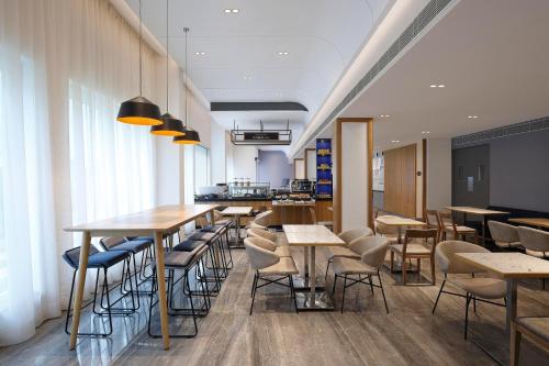 Restaurant, Holiday Inn Express Bengaluru Whitefield Itpl By IHG in Krishnarajapura