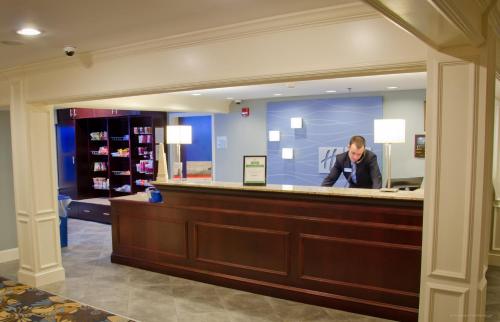 Holiday Inn Express and Suites Merrimack, an IHG Hotel in Merrimack, USA