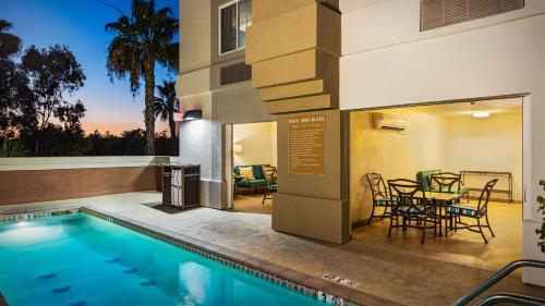 Candlewood Suites Anaheim - Resort Area, an IHG Hotel